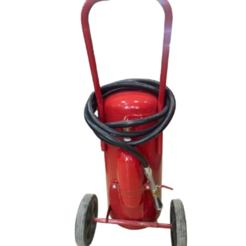  Zoom sur les roues solides du chariot de l’extincteur 50 kg, conçu pour une mobilité optimale sur tous types de terrain