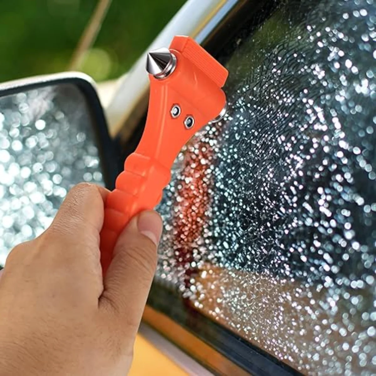 Utilisation marteau brise-vitre sur vitre latérale voiture